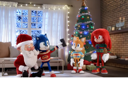 La película promocionó la película al recrear pósters de películas navideñas