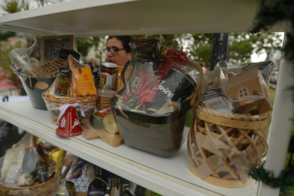 Canastas. Distintos productos son parte de las cajas de regalo. Vinos, chocolates y tazas personalizadas son elementos del obsequio.