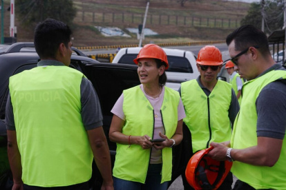 Inspección. La ministra de Ambiente, Inés Manzano realizó un recorrido en la planta de tratamiento de aguas residuales de Guayaquil para evaluar las tomas de muestras que realizan en el río Daule.