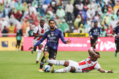 La fortaleza ofensiva de los rayados pondrá a prueba a la sólida zaga de los albos.
