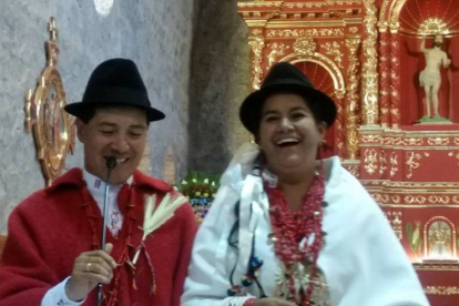Lourdes Tibán junto a su esposo Raúl Ilaquiche.