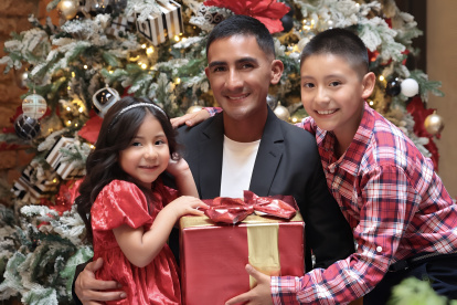 Junto a sus hijos Nico y Montse, quienes son el motor que impulsa sus pasos hacia la gloria.