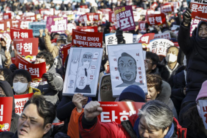 Manifestantes realizaron una protesta exigiendo el juicio político del presidente surcoreano Yoon Suk Yeol fuera de la Asamblea Nacional en Seúl, este sábado 14 de diciembre.