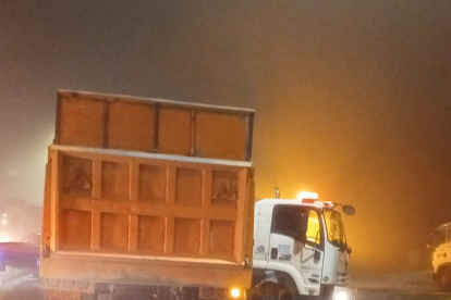 La motocicleta quedó en la parte trasera de la volqueta y, a metros de distancia, había una plataforma.