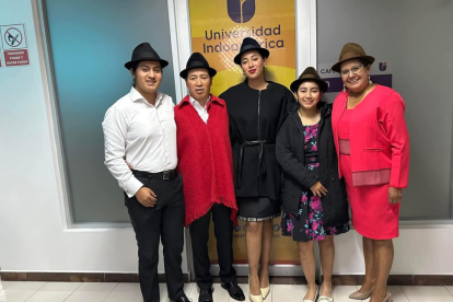 Raúl Ilaquiche, junto a su familia en su graduación como PHD.