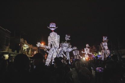 El primer desfile se realizó en el suburbio la noche del 13 de diciembre y arrancó en la intersección de las calles Muisne y Santa Rosa, para recorrer más de 20 cuadras.