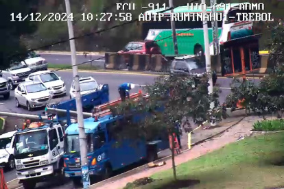 Trabajadores de la Empresa Eléctrica Quito cambiaron el poste, luego del choque del auto en el sector de El Trébol.