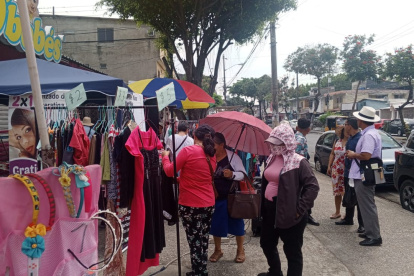 Al pie de un negocio afectado por la delincuencia, habitantes de la Guangala colocaron sus emprendimientos para tratar de revivir el área.