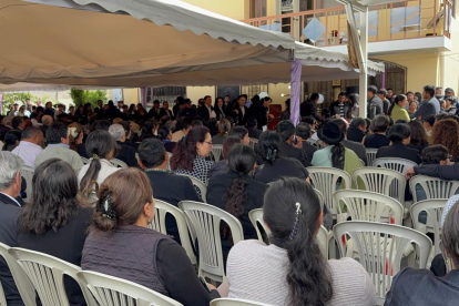 Cientos de personas acudieron al velorio de Raul Ilaquiche en Salcedo.