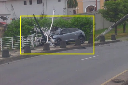 Un vehículo se impactó contra una baranda en la vía de ingreso a la urbanización Ciudad Celeste, en La Puntilla, este sábado 14 de diciembre.