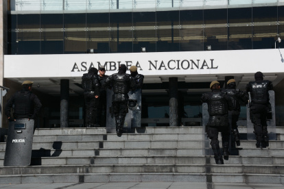 El 17 de noviembre de 2023 la Asamblea Nacional amaneció rodeada de militares para resguardar el cumplimiento de la muerte cruzada.
