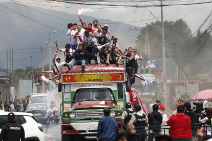 Ambiente previo en las afueras del estadio Banco de Guayaquil.
