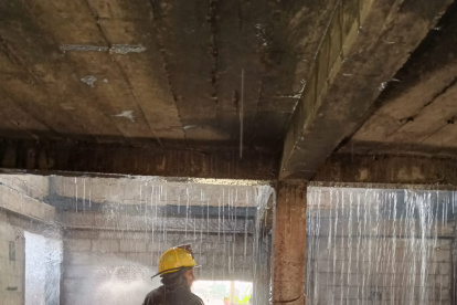 Cuando los bomberos llegaron al lugar, el hogar había sido ya consumido.