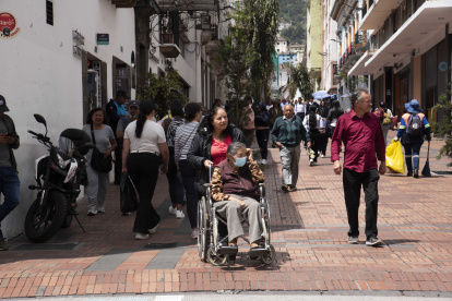 Movilizarse y cruzar las calles en varios sectores de Quito se vuelve conflictivo y difícil para personas con discapacidad.