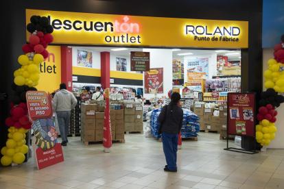 Cadenas de ropa, locales y extranjeras, se han unido a la tendencia de abrir un local para comercializar saldos o descuentos en el país.
