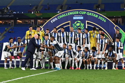 Los jugadores de Pachuca recibieron la Challerger Cup de las manos el presidente de FIFA Gianni Infantino