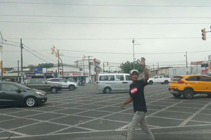 Limpiadores de vidrios y comerciantes informales dieron asistencia al tráfico.