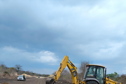 Con maquinaria pesada se desmanteló la pista clandestina en Colonche.