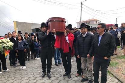El féretro fue cargado por Leónidas Iza presidente de la Conaie y ex dirigentes de la Ecuarunari.