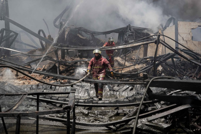 Fotografía de archivo de bomberos controlando un incendio en Caracas, Venezuela.