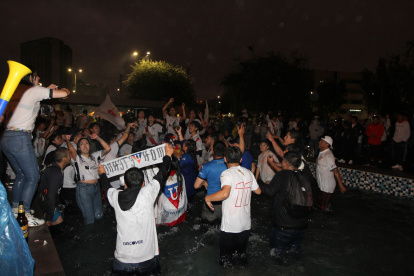 Hinchas de Liga de Quito celebran en la Indoamérica.