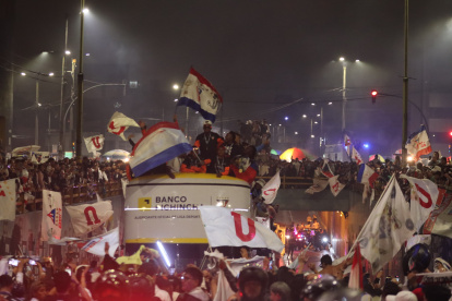Los jugadores de Liga de Quito celebran con los hinchas.
