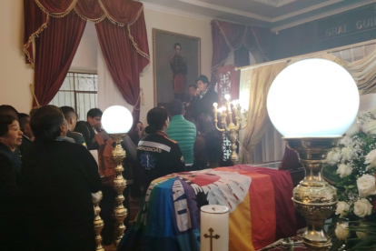 El cuerpo de Raul Ilaquiche es velado en el salón de honor de Pujilí.