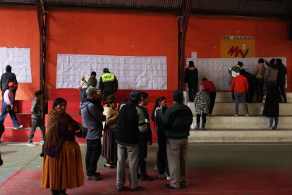 Personas asisten a un puesto de votación durante las elecciones judiciales este domingo 15 de diciembre, en La Paz, Bolivia.