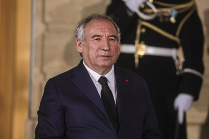 El recién nombrado primer ministro de Francia, Francois Bayrou, posa para los medios de comunicación al final de la ceremonia de entrega en el Hotel Matignon de París, el 13 de diciembre de 2024.