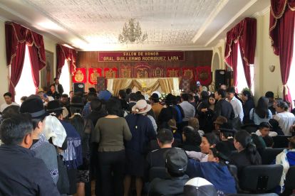 Cientos de personas acudieron al funeral de Raúl Ilaquiche.