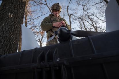 Conflicto. Un militar ucraniano inspecciona un sistema aéreo no tripulado cerca de Toretsk, región de Donetsk.