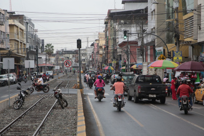 Flujo. La avenida Gabriel García Moreno es el motor comercial de Milagro. Los vendedores informales convergen con las grandes cadenas comerciales.