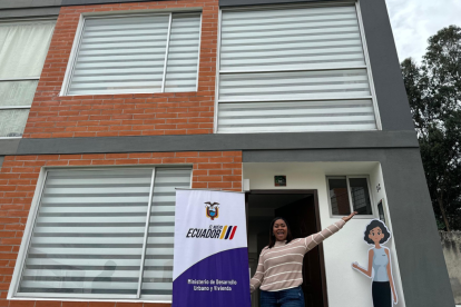 Poleth Méndes, medallista ecuatoriana, recibe una casa del Miduvi.