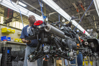 La firma debe revisar las motocicletas.