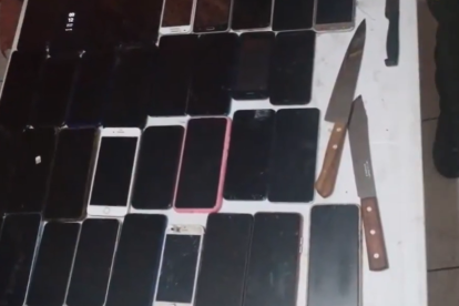 Los asaltantes tenían 35 teléfonos celulares en su poder. A través de uno de ellos, se logró localizar a los atacantes.