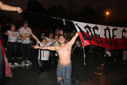 A los hinchas de Liga de Quito no les importó el frío y se bañaron en la pileta de la U. Central.
