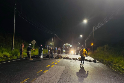Un tramo de la vía Puyo - Macas fue cerrado al tránsito vehicular por los manifestantes, la madrugada de este lunes 16 de diciembre.