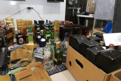 Botellas de whisky de diversas marcas reconocidas eran envasadas con otro tipo de licor.