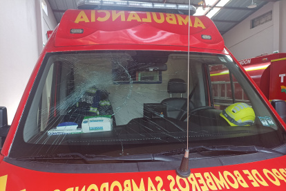 El parabrisas de la ambulancia del Cuerpo de Bomberos de Samborondón presentó daños por un impacto.