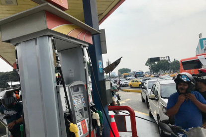 Varias estaciones de combustible reportan escasez de gasolina.