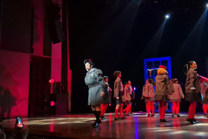 La Mofle sorprende como Tronchatoro en el musical Matilda en Guayaquil.