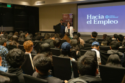 Acción. María Augusta Proaño habla con los aspirantes.