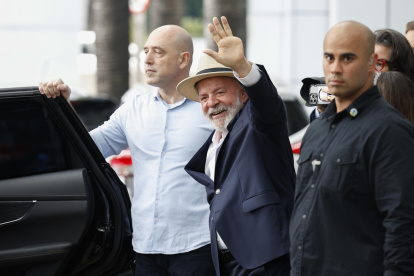 El presidente brasileño, Luiz Inácio Lula da Silva, se despide al salir del Hospital Sirio Libanés este domingo, en São Paulo (Brasil).