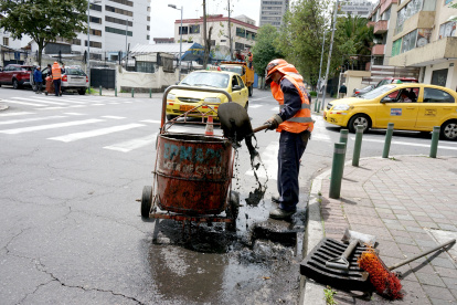 Personal de la Epmaps limpió los sumideros y alcantarillas del sector La Mariscal, norte de Quito |