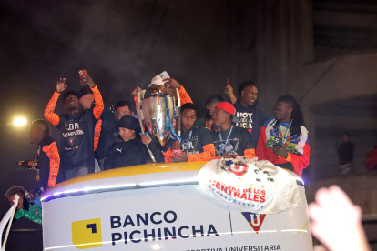 Los jugadores albos en la caravana motorizada tras quedar campeones.