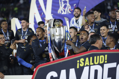 Daniel de la Cruz (i) con el título de la LigaPro que ganó con los albos.