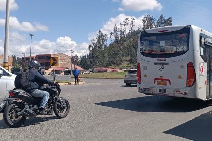 Riesgo. A lo largo de los 20 kilómetros hay zonas donde no hay pasos peatonales ni señalética, lo que impide el paso de los peatones.