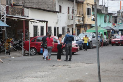 En el sector, vecinos continuaban extrañados por el suceso.