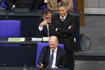 El canciller alemán Olaf Scholz y el ministro alemán de Economía y Acción Climática, Robert Habeck, asisten a la reunión del Bundestag sobre el voto de confianza a la Canciller, el 16 de diciembre de 2024.