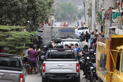 El carro de Medicina Legal llegó al punto del incidente para retirar los cuerpos de los asesinados.